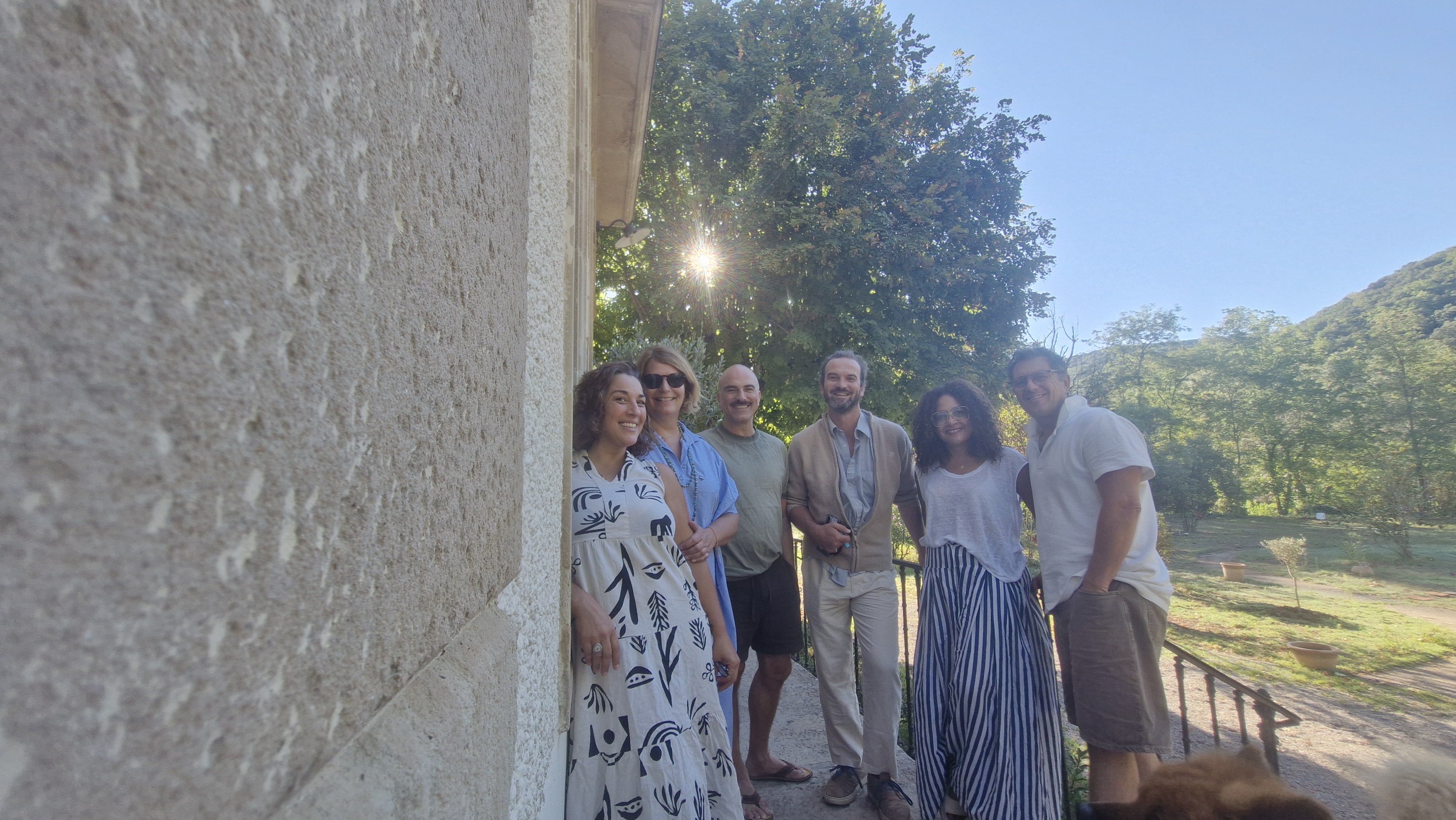 Six personnes réunies sur la terrasse de LA VILLAMARA